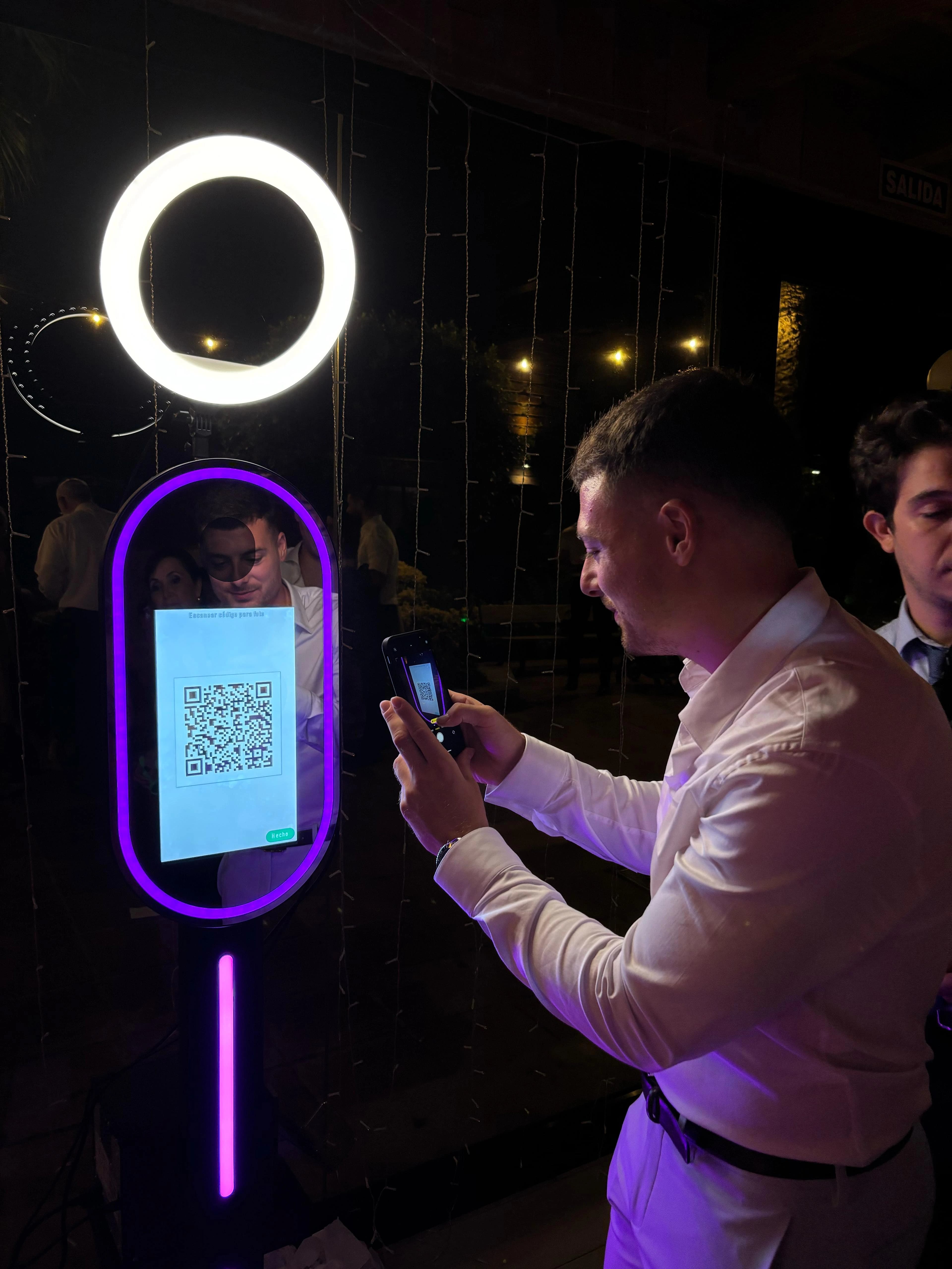 Invitados divirtiéndose